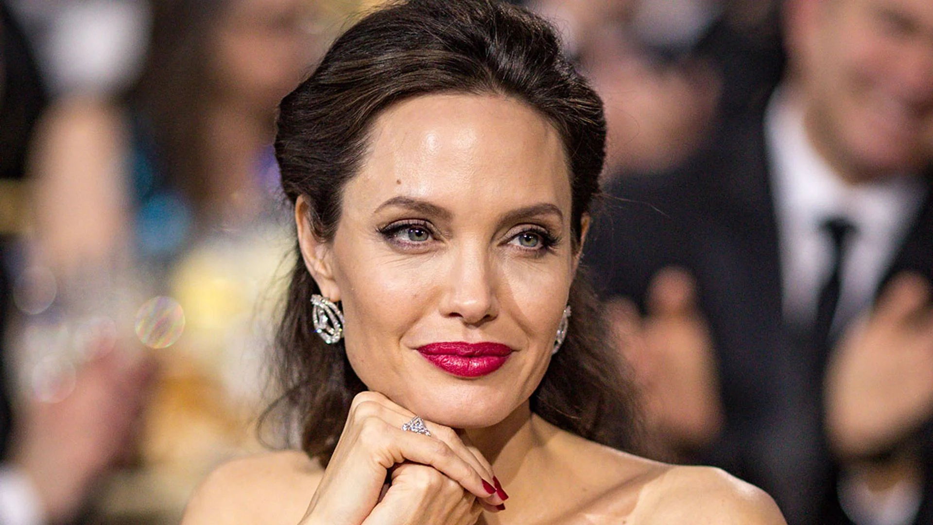 AN INSIDE LOOK AT THE LIFE OF ANGELINA JOLIE: A CELEBRITY PROFILE